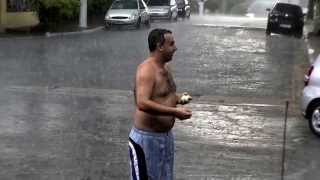 preview picture of video 'SABESP corta a água de São Bernardo do Campo e morador é obrigado à tomar banho na chuva'