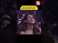 When Gauri Khan Was Seeing Shah Rukh Khan And Priyanka Get Cosy On Stage Srk Priyanka