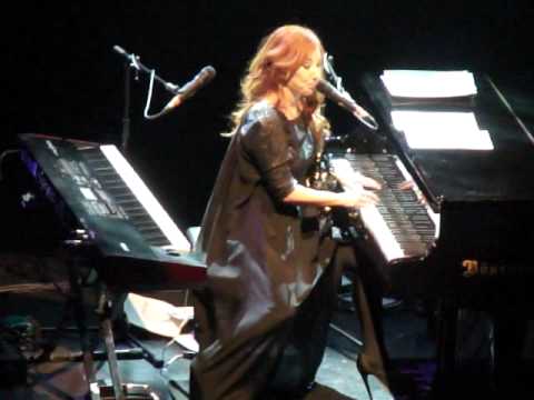 Tori Amos, Someone Saved My Life Tonight (Elton John) (2011-12-06 Boston)