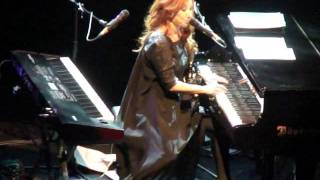 Tori Amos, Someone Saved My Life Tonight (Elton John) (2011-12-06 Boston)