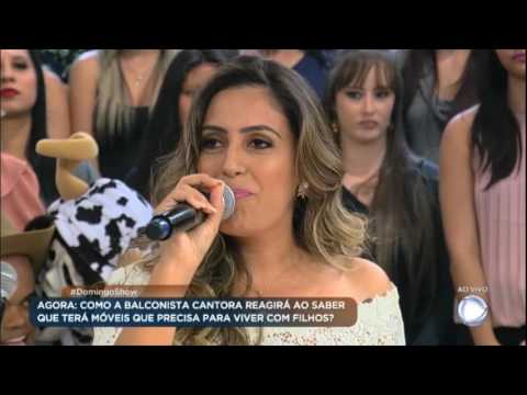 Fernanda Costa canta no palco do Domingo Show