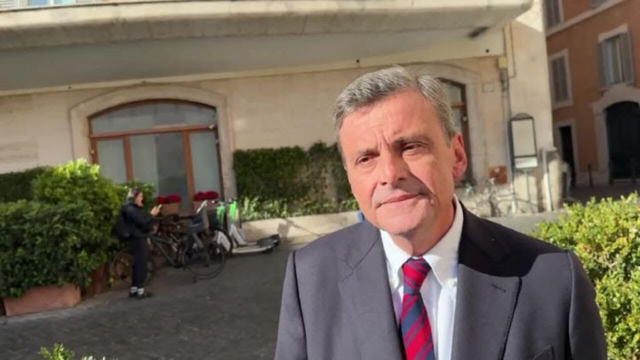 Calenda mostra tatuaggio con tridente Ucraina: Hanno disperato bisogno di sostegno