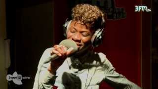 Coely - 'Ain't Chasing Pavements' live @ 3voor12 Radio