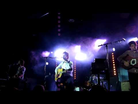 Bajo Un Cielo Azul (de Papel Celofán) video