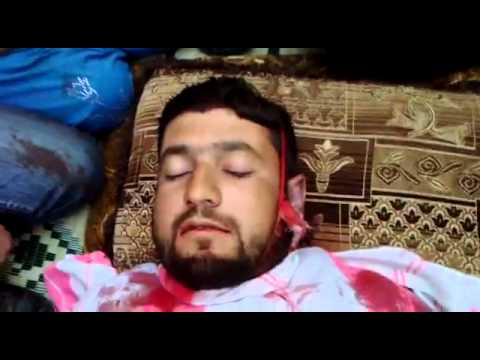 وداع محمد حسن الشوا قبل دفنه في حيش في محافظة إدلب