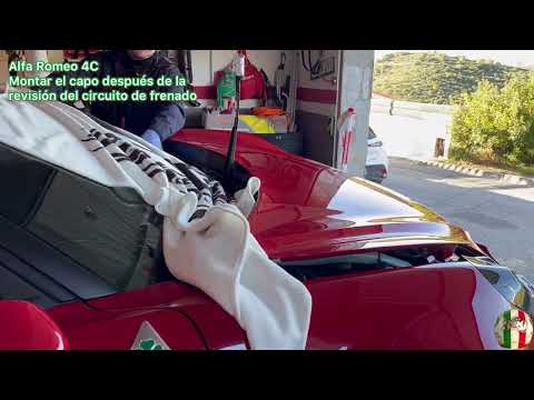 Alfa Romeo 4C montar el capo, no es sencillo.