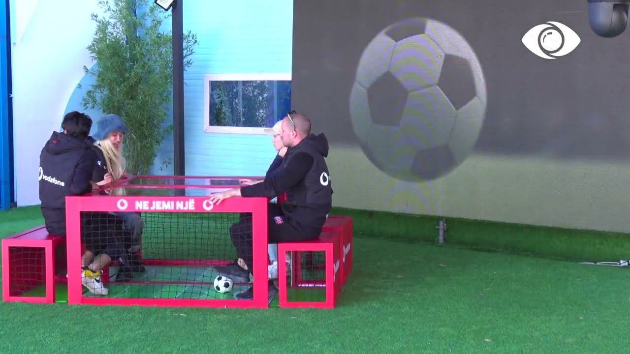 Banorët luajnë mini-futboll nga vodafone