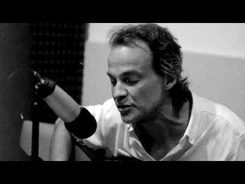 Acho Estol (La Chicana) I La foto del escarabajo I El Niño Perpetuo