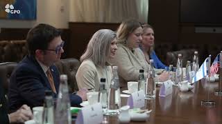 ראש הממשלה בנימין נתניהו נפגש עם הסנאטורית  ג׳וני ארנסט (עדכוני משרד ראש הממשלה) - התמונה מוצגת ישירות מתוך אתר האינטרנט יוטיוב. זכויות היוצרים בתמונה שייכות ליוצרה. קישור קרדיט למקור התוכן נמצא בתוך דף הסרטון