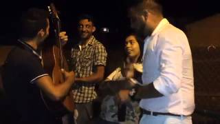 manzanita gitana en la calle