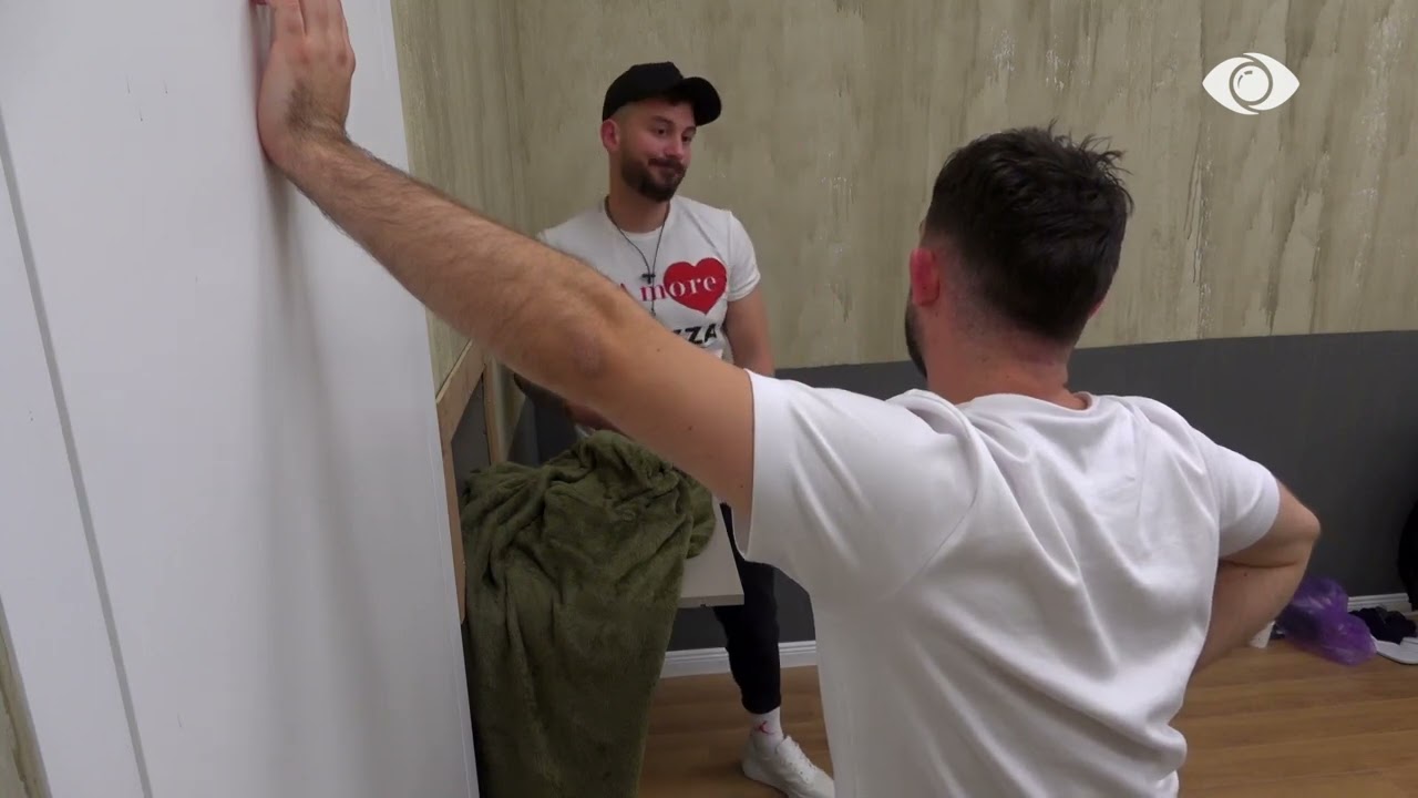 “Bëni gallatë ore”/ Elvisi këshillon banorët e mbyllur në kazermë