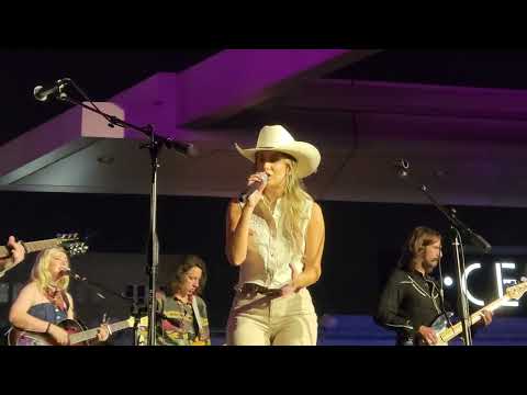 Good Horses (live) by Lainey Wilson from the Rooftop of the Grammy Museum