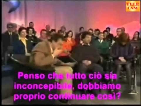 conduttore telivisivo con ridarella compulsiva ed esplosiva.mp4