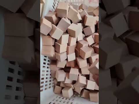 Corte de torno para produzir brinquedos de madeira na fábrica —— Fabricação de brinquedos de madeira na China