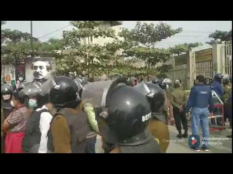 বকেয়া বেতনের দাবীতে সড়ক অবরোধ, পুলিশের লাঠিচার্জ