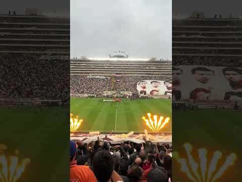 "Recibimiento Monumental" Barra: Trinchera Norte &bull; Club: Universitario de Deportes