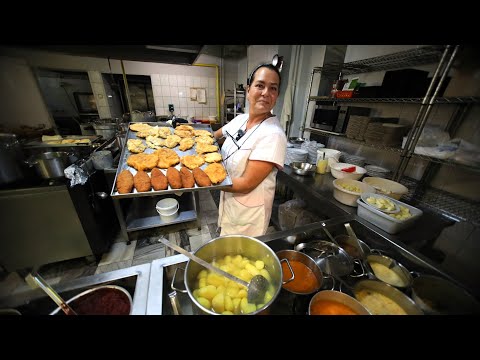 Człowiek, który 40 lat pracuje w kultowym barze mlecznym Żaczek