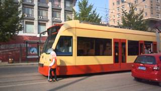 preview picture of video '大連の路面電車と掃除のおばちゃん　Streetcar of Dalian, China (2012.5)'