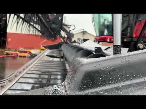 Video: Case IH AFX8010 mejetærsker med 35 fods D60-S Macdon skærebord 1