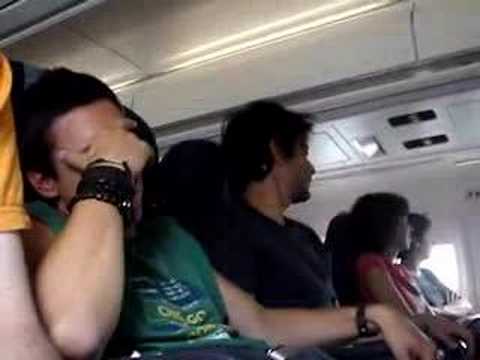 MIGUEL BURGOS SE KAGA EN EL AVION