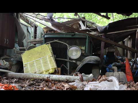 Epic Barn Find: Rescuing a 1932 DeSoto 6 Buried in a Collapsed Barn After 50 Years! Will It Run?