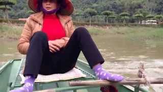 preview picture of video 'Feet rowing at Tam Coc Ninh Binh Vietnam ใช้เท้าพายเรือที่ฮาลองบก เวียดนาม'