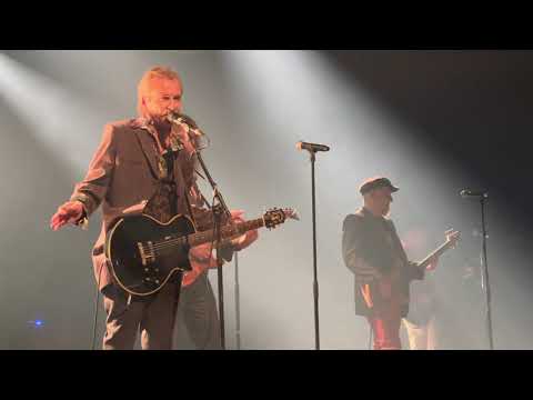 Costello ja Menneisyyden Vangit: Kaksi Lensi Yli Käenpesän