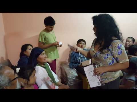 Repartiendo barritas de chocolate  en peru11.