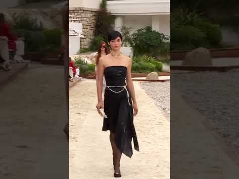 Grace Elizabeth for CHANEL Cruise show 2022 | Trend