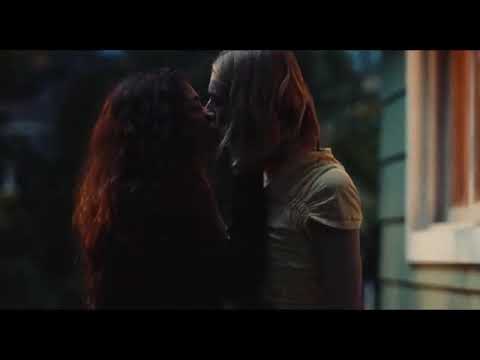Jules and Rue Kiss ; Euphoria season 2 episode 3