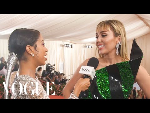 Miley Cyrus on Taking Liam Hemsworth to His First Met Gala｜Met Gala 2019 With Liza Koshy｜Vogue (Miley Cyrus on Taking Liam Hemsworth to His First Met Gala | Met Gala 2019 With Liza Koshy | Vogue)