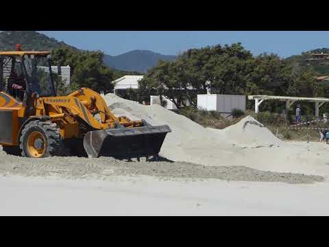 Porto Giunco (Villasimius), pesanti movimentazione di sabbia con ruspa in spiaggia, 28.4.2019 - 1