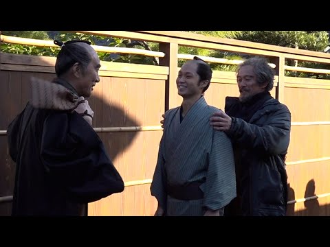 磯村勇斗、「立派な肩幅だ！」と褒められて照れる…役所広司&内野聖陽の熱い抱擁　映画『八犬伝』メイキング映像