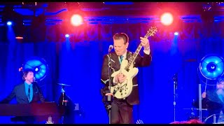 Chris Isaak - Somebodys Crying, Live Concert