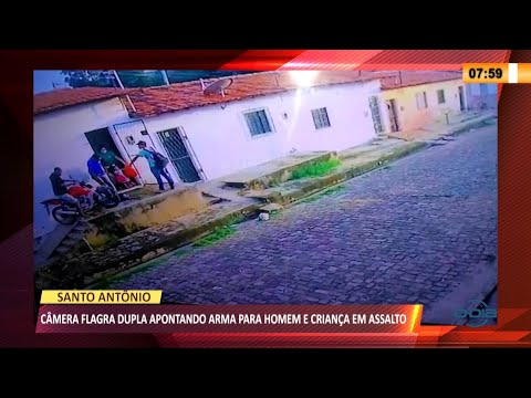 Câmera flagra dupla apontando arma para homem e criança em assalto 05 03 2021