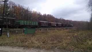 preview picture of video 'Грузовой поезд на переезде'