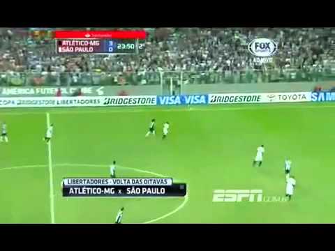 Hat trick do Jô