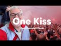 One Kiss - Fan del Liverpool Cantando | One kiss is all it takes fallin' in love with me