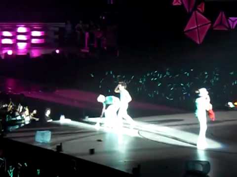 110910 SHINee World Concert in SG - Bodyguard