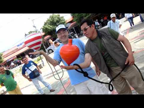 Trompos grandes en Tocaima, Colombia. Big spinning tops in Colombia