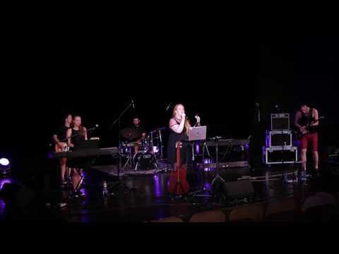 Veronika June - Intro + Lean On Me (live at K3 Bohumín)