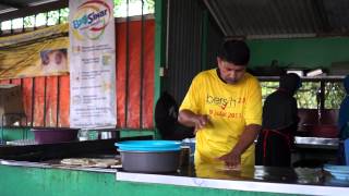 preview picture of video 'Roti Canai seller in Sri Gading, Haji Mohammad in action'