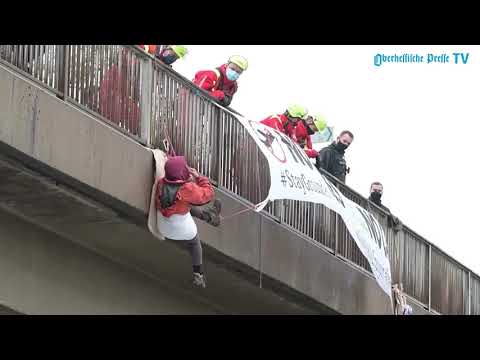 A-49-Protest: Abseil-Aktion und Steinewurf
