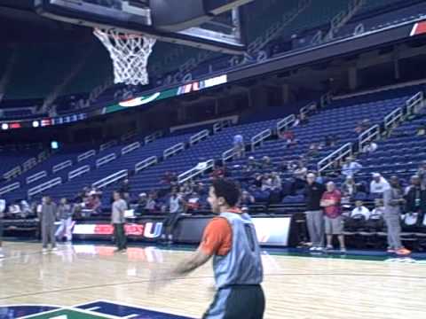 Shane Larkin off-glass dunk