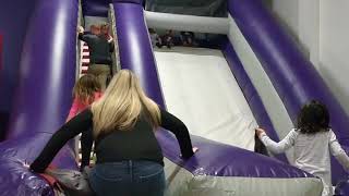 Thompson Tara Teri play Bounce U with Linh Chi An Binh14 2018 20180113 153924