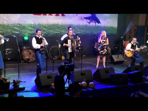 Nazdravimo prijatelji - Vika Skok in Ansambel Štrk (LIVE)