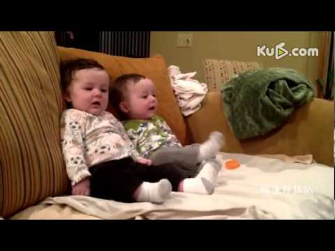 妈咪搞怪吓唬她的双胞胎宝宝(视频)