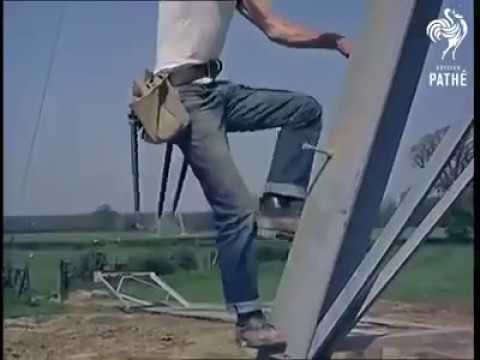 Operários Construindo uma linha de transmissão de 400kV em 1966.
