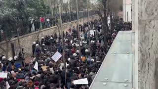Öğrenciler barikatı yıktı