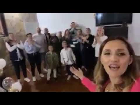 Besarta Jashari duke kënduar këngën e Legjendarit së bashku me pasardhësit e familjes Jashari!